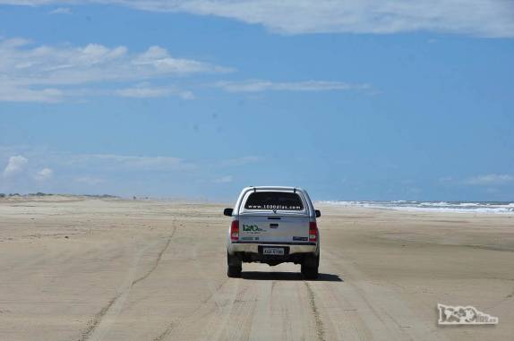 Dirigindo na Praia do Cassino que, com mais de 250 km de extensão, é a mais longa do mundo. Fica entre Chuí e Rio Grande, no Rio Grande do Sul